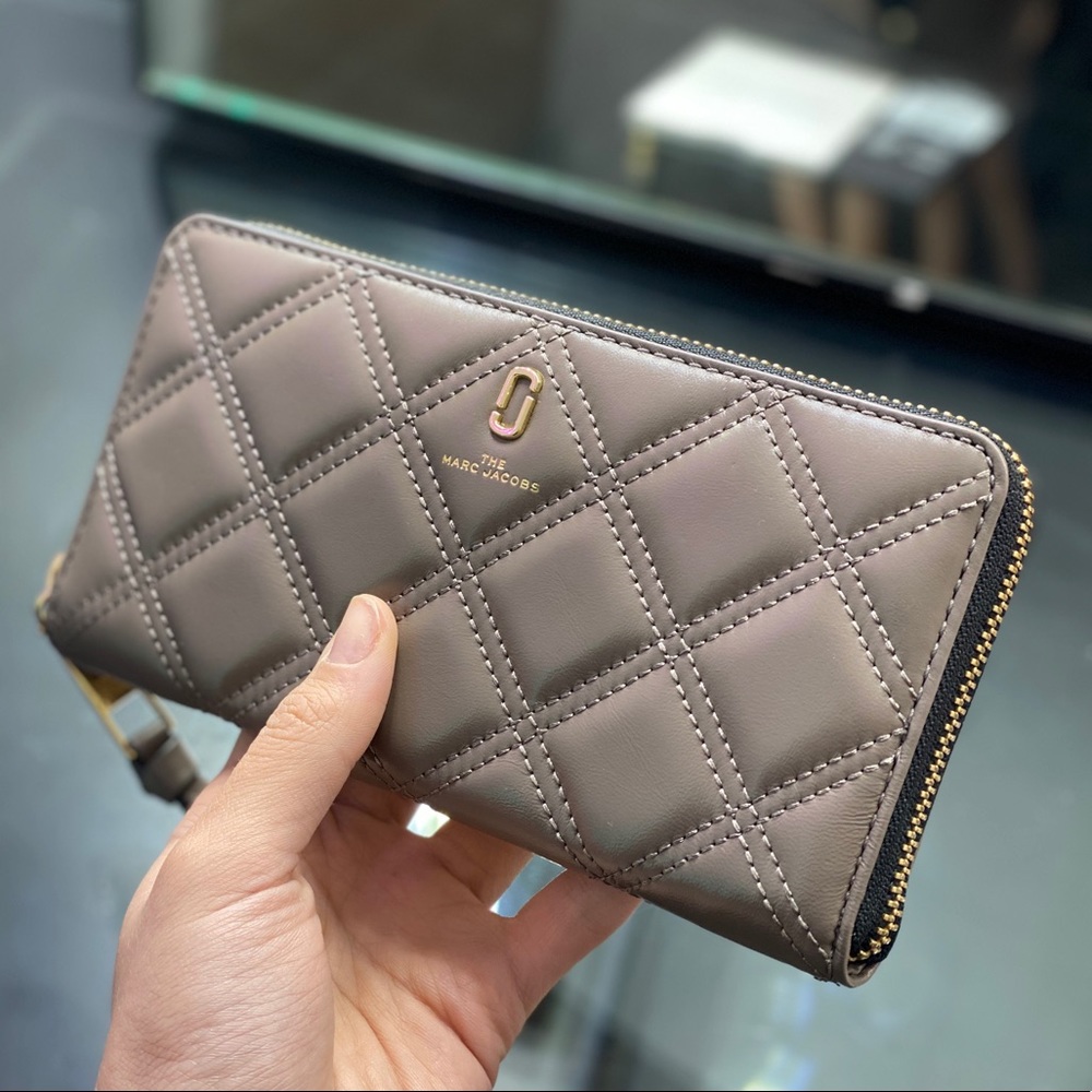 NEW! The Marc Jacobs Quilted Leather Wallet - Picture 8 of 8